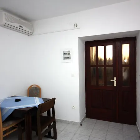 Apartment By The Sea Stomorska, Solta - 781 *